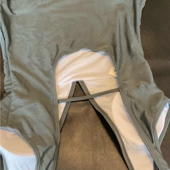 SALE CUPSHE ONE PIECE 🩱 SWIMSUIT.NWT. DARK GREEN WITH PADDED TOP,RUFFLED BODY - Picture 5 of 9